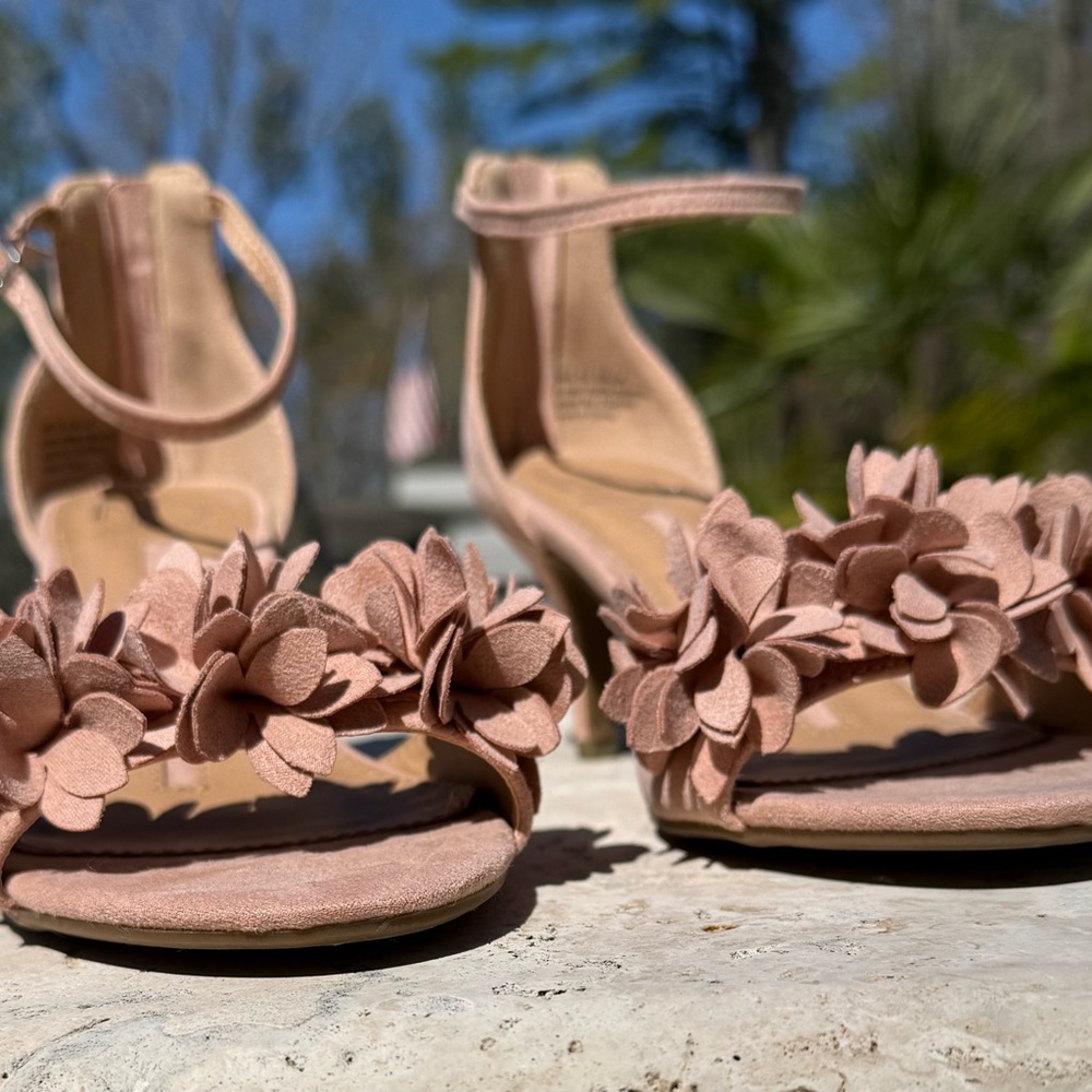 Elegant Floral Women's Sandals in Pink - Picture 4 of 16